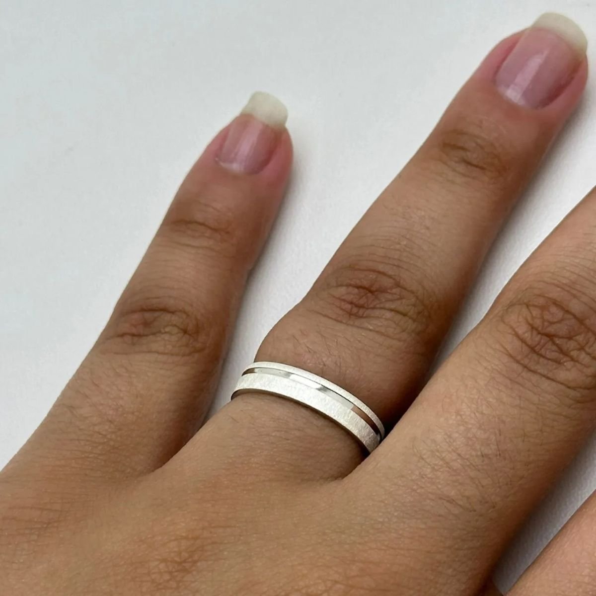 Aliança Acetinada com Friso 4,5mm em Prata 925