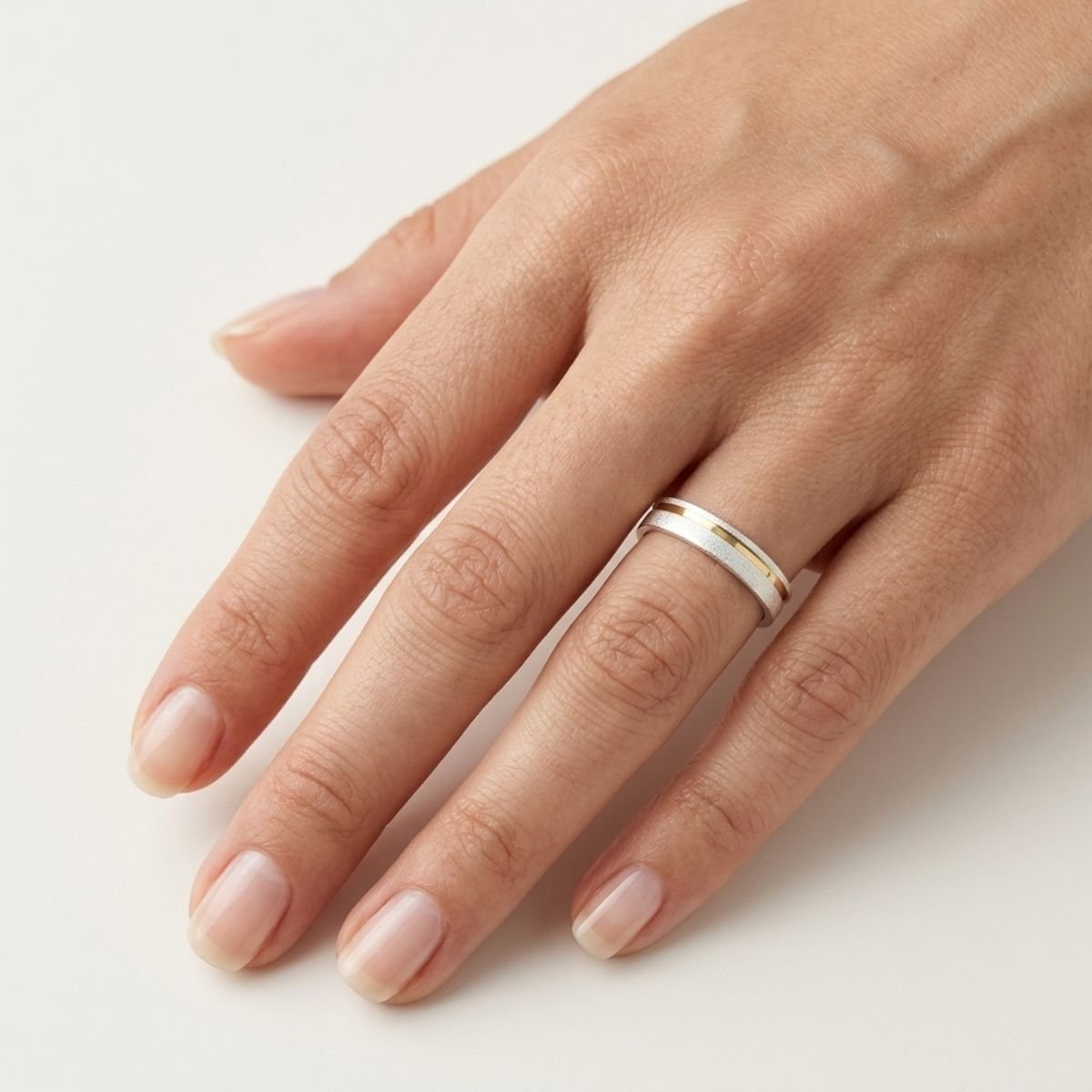 Aliança Acetinada com Friso Folheado a Ouro 18K 4,5mm em Prata 925