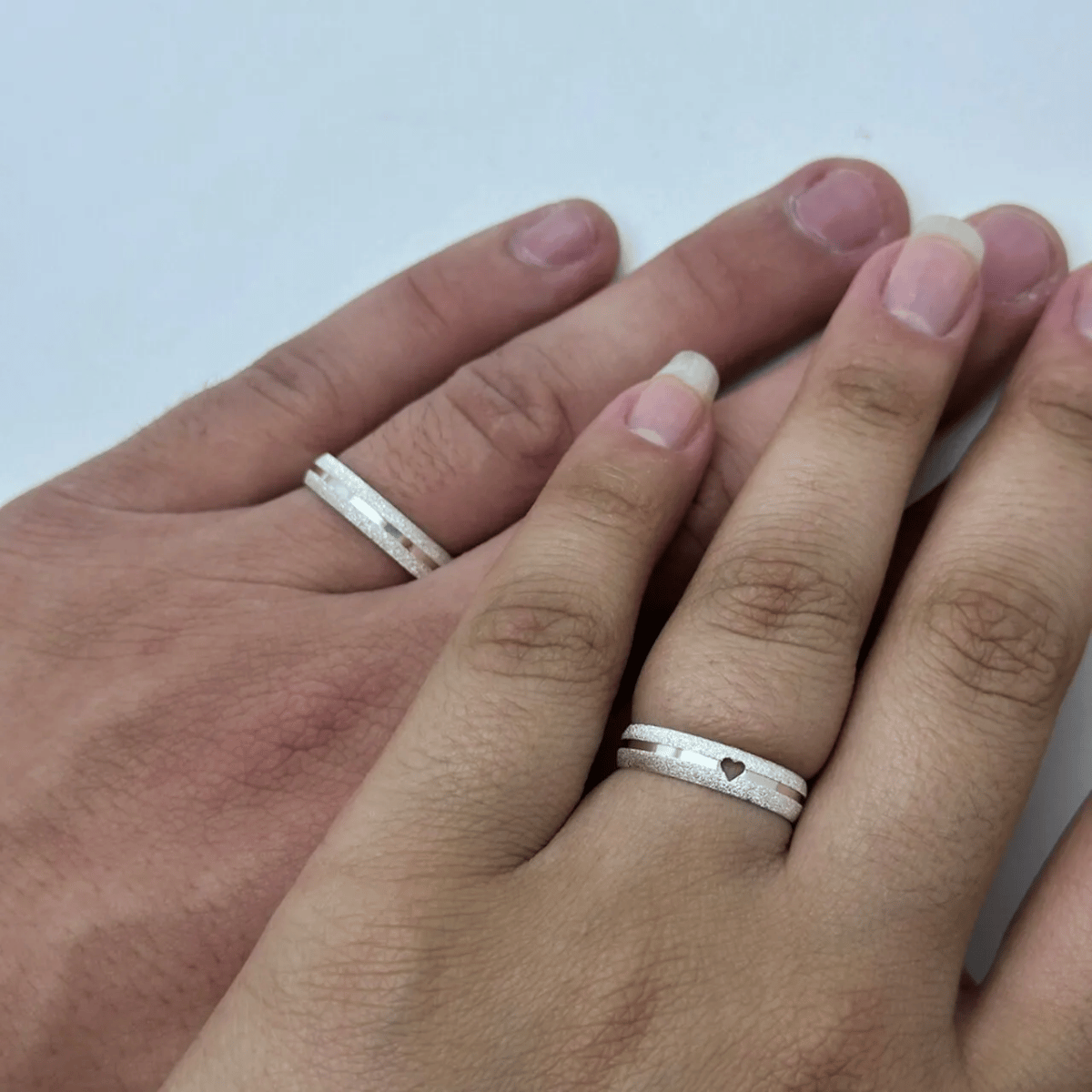 Aliança Diamantada com Coração Friso Central 4,3mm em Prata 925