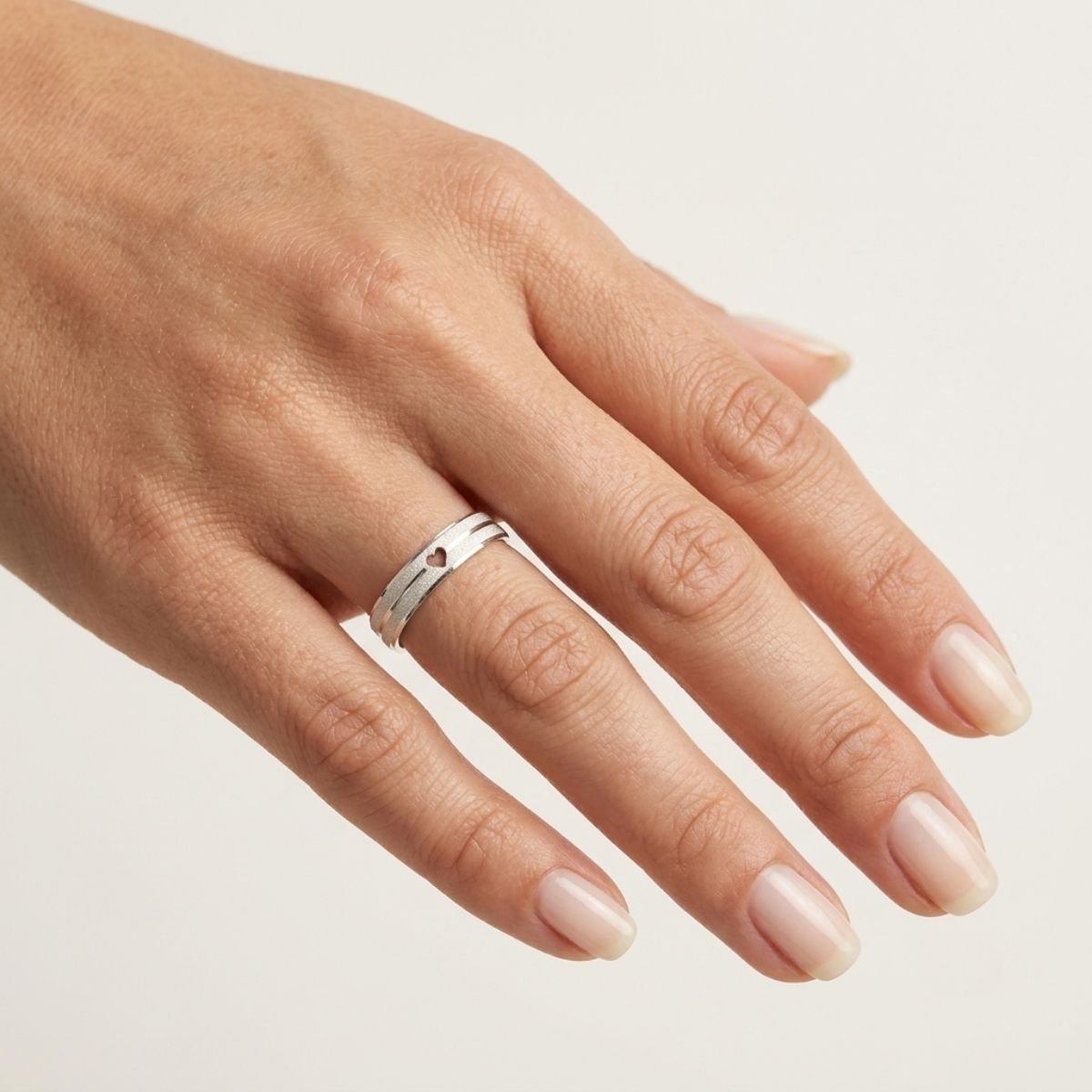 Aliança Diamantada com Coração Vazado 4mm em Prata 925