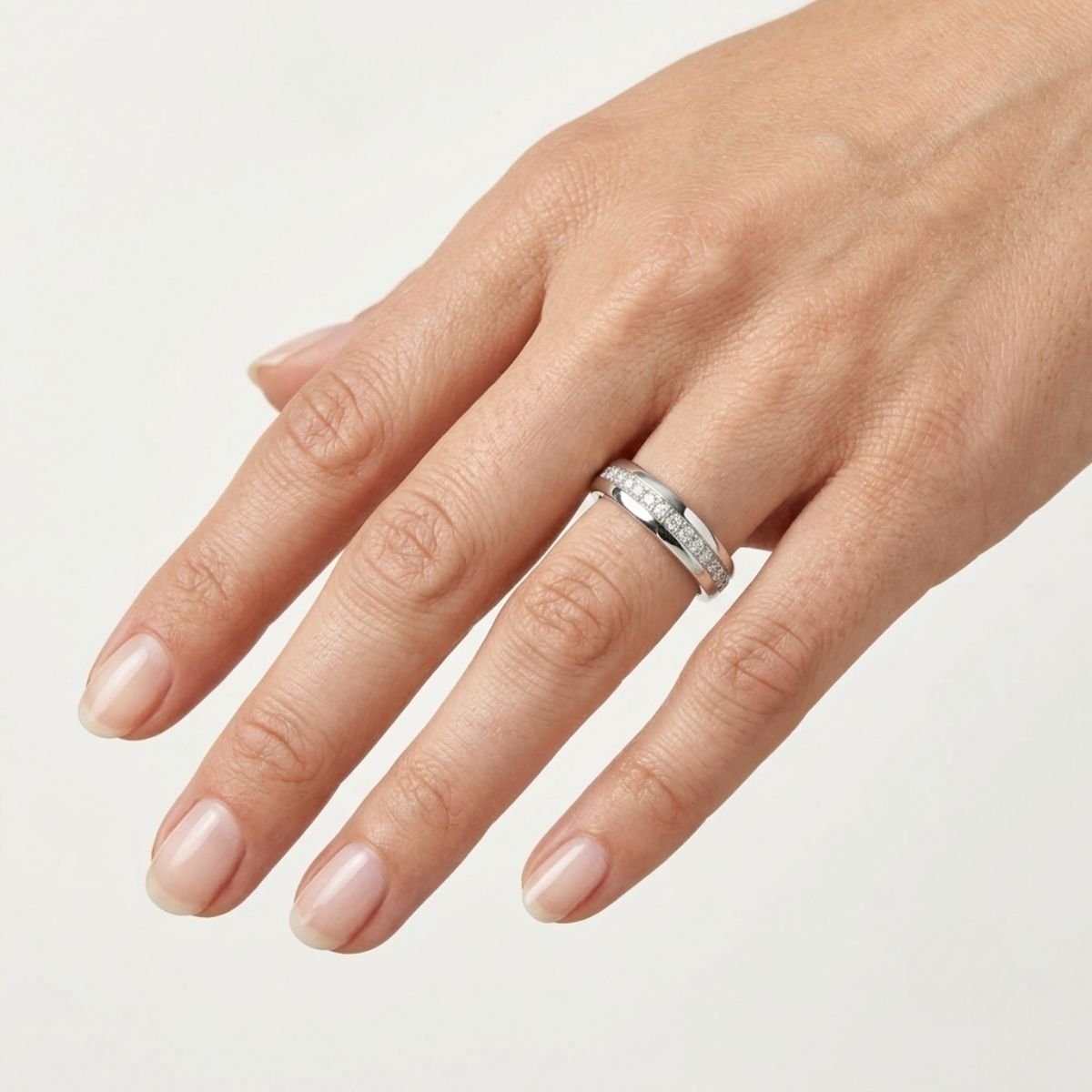 Aliança Eternidade com Friso Cravejado 5,7mm em Prata 925