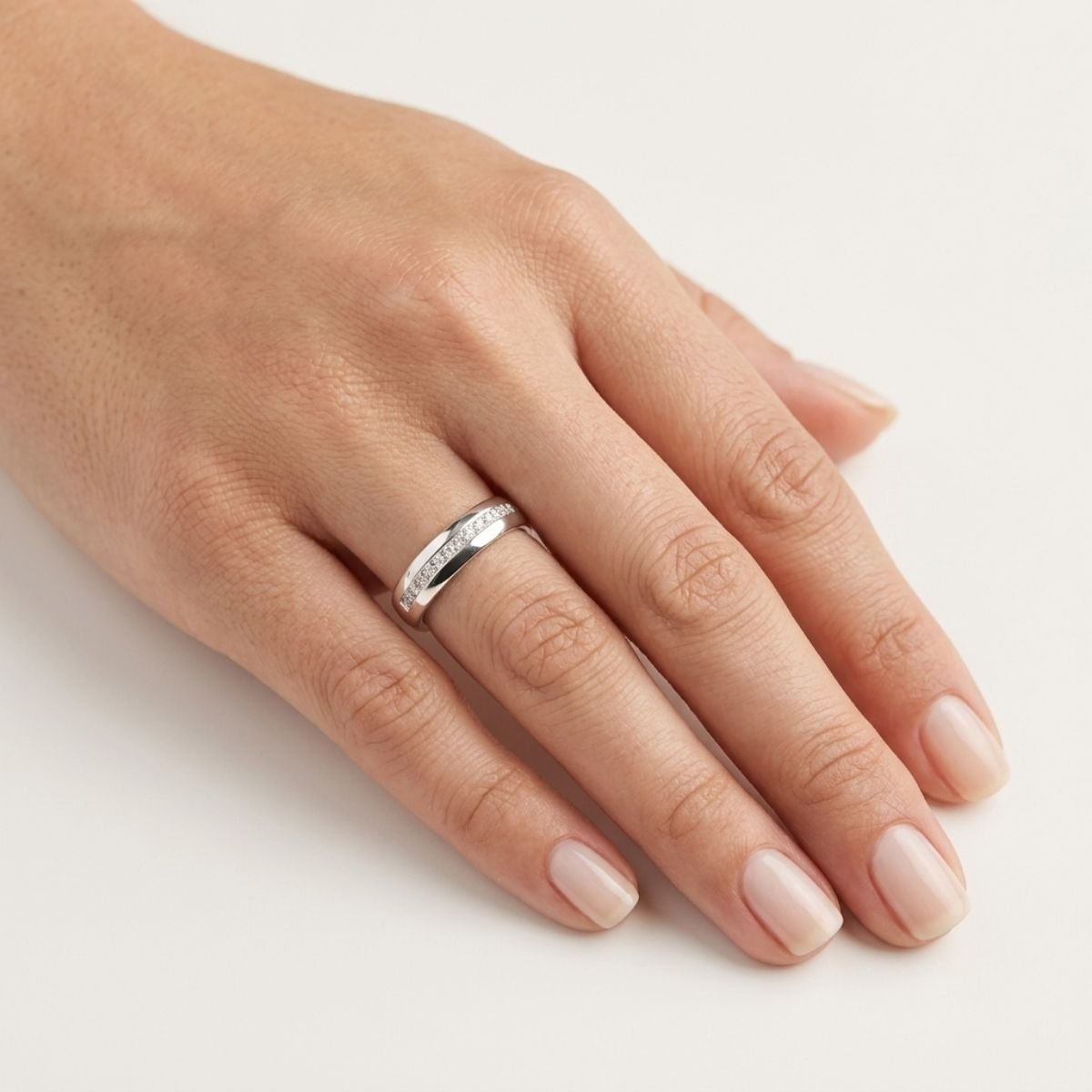 Aliança Eternidade com Friso Cravejado 5,7mm em Prata 925