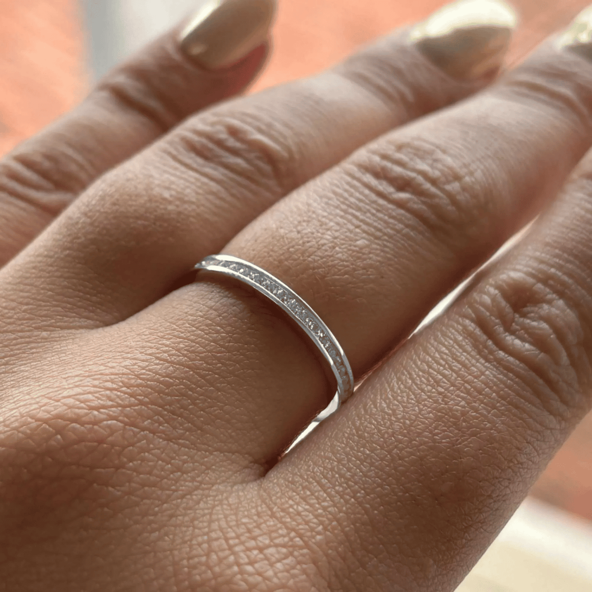 Aliança Love Line Cravejada 2mm em Prata 950