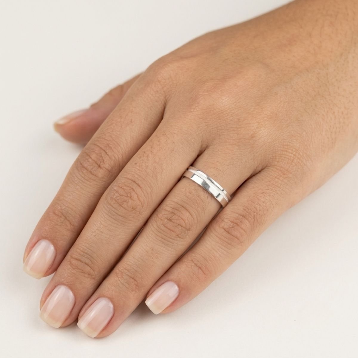 Aliança Reta com Friso Diamantado 4,5mm em Prata 925