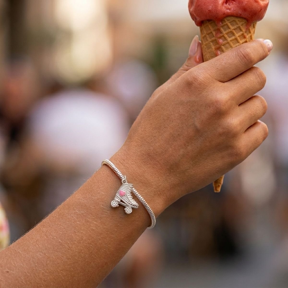 Berloque Pendente Patins Retrô com Coração Rosa Esmaltado em Prata 925