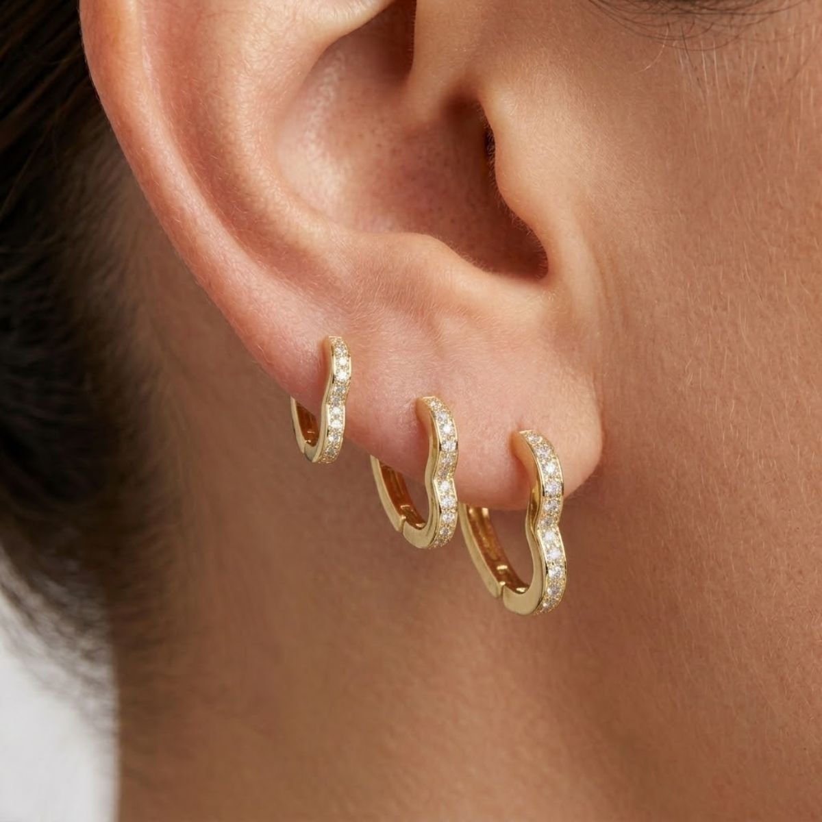 Brinco Argola Click Coração Cravejado Folheado a Ouro 18K