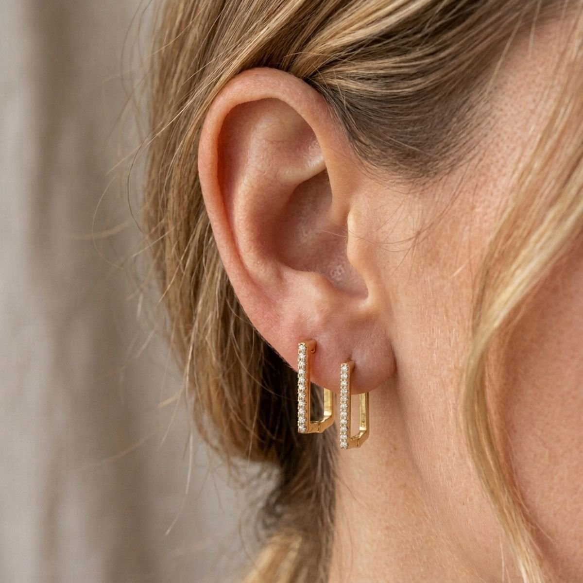 Brinco Argola Click Retangular Cravejada Folheado a Ouro 18K