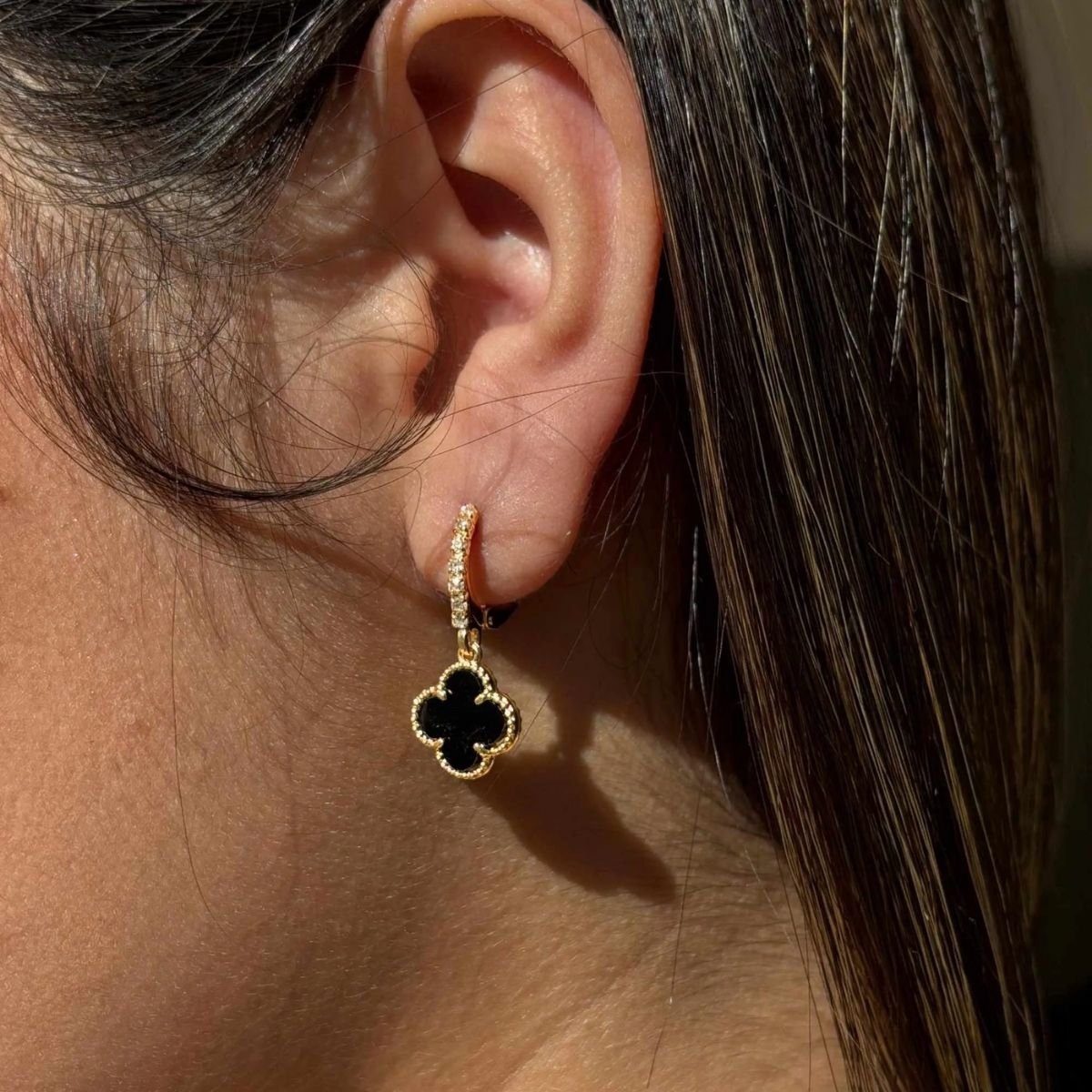 Brinco Argola Trevo Cravejada Folheado a Ouro 18K