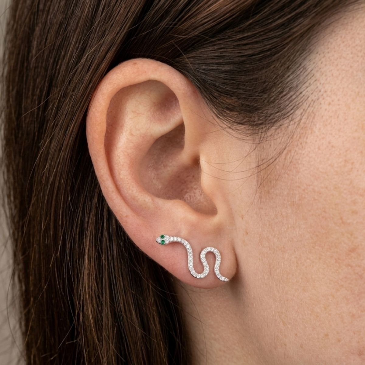 Brinco Ear Cuff Serpente Cravejado Olhos Verdes em Prata 925