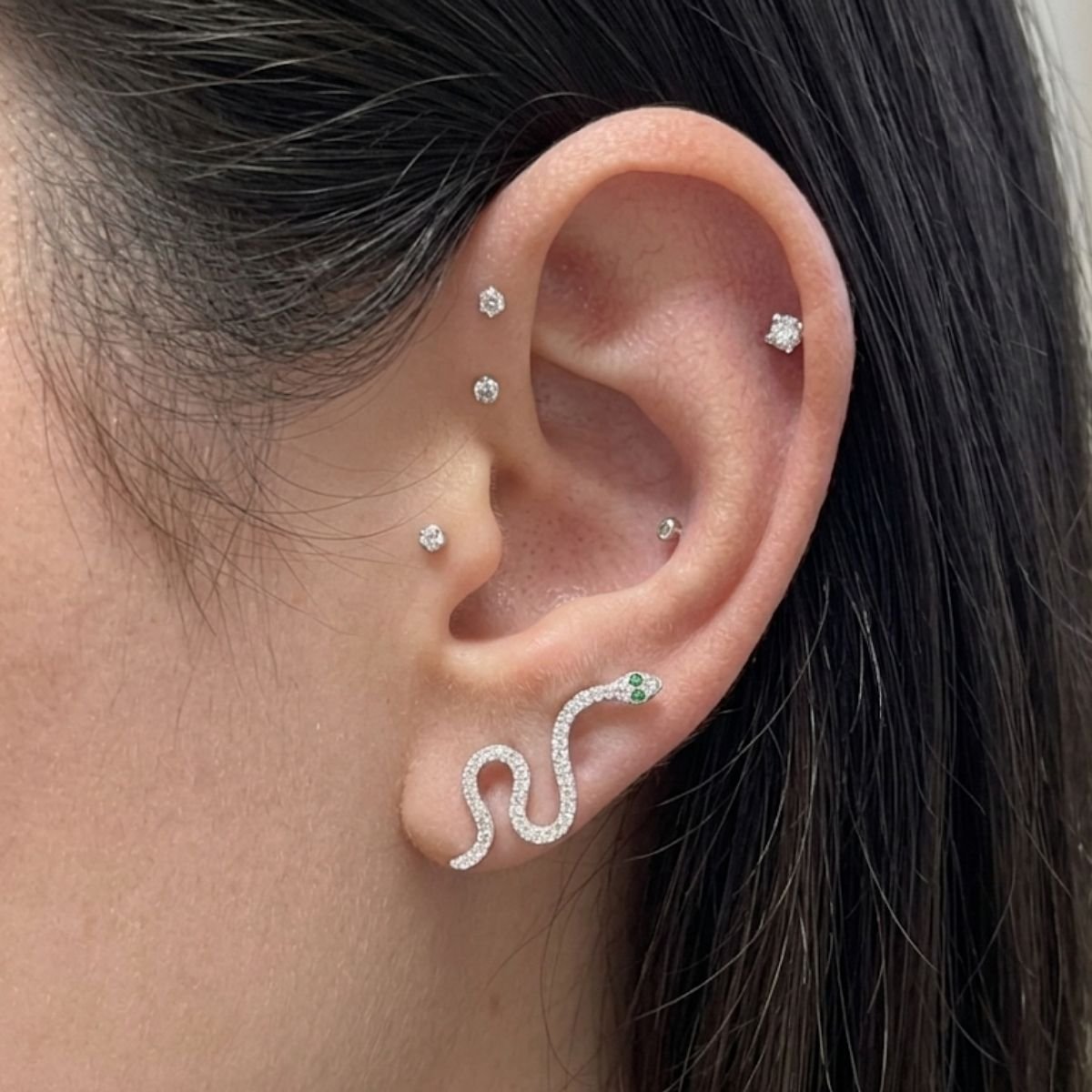 Brinco Ear Cuff Serpente Cravejado Olhos Verdes em Prata 925